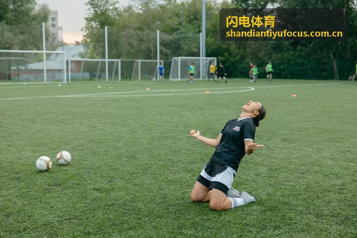 闪电体育新闻中心：澳网男单第三轮辛纳比赛瞬间